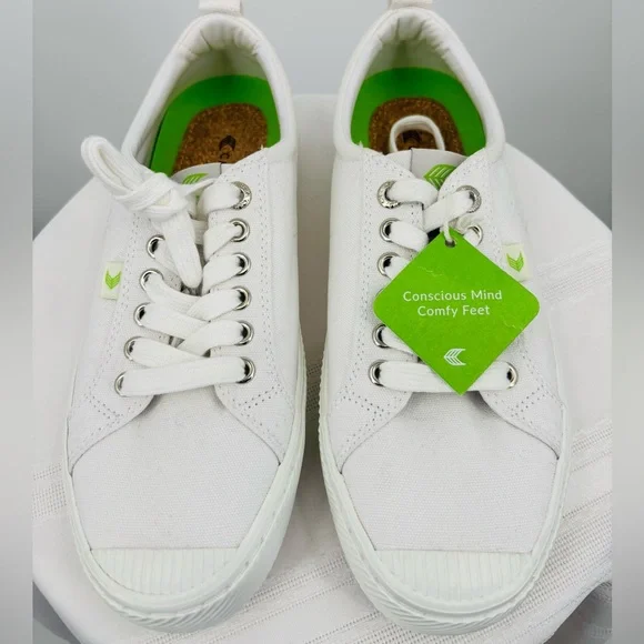 Cariuma White Canvas Low-Top Sneakers, Eco Friendly Shoes Size Women 10, Men 8.5 - Picture 3 of 7
